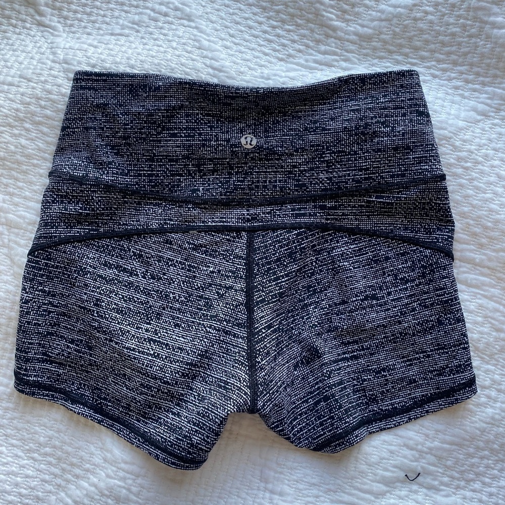 Lululemon spandex shorts 6 black white